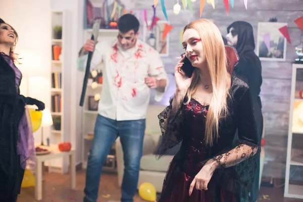Hübsche Frau telefoniert auf Halloween-Party — Stockfoto
