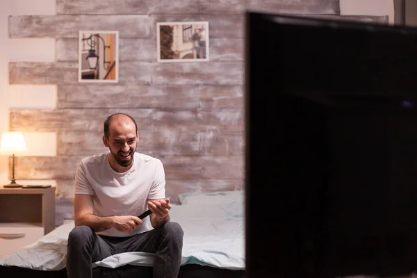 Homem divertido na frente da tv — Fotografia de Stock