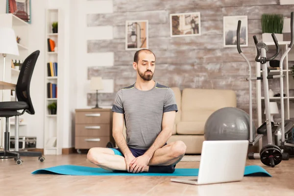 Fit man leren yoga van online cursus — Stockfoto