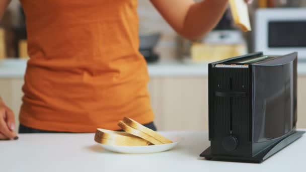 Mujer haciendo pan tostado — Vídeos de Stock