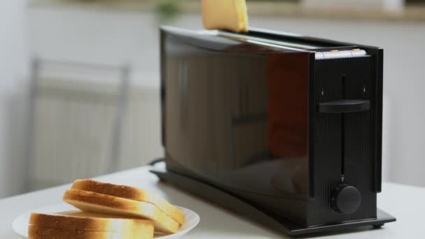 Pan tostado en tostadora eléctrica — Vídeos de Stock