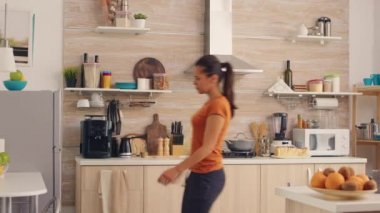 Kadın fritözü açıyor.