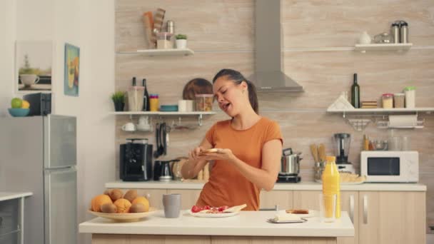 Dançando e espalhando manteiga no pão — Vídeo de Stock