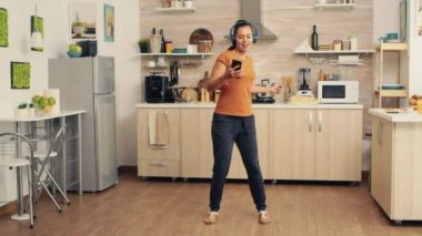 Mutfakta enerjik dans