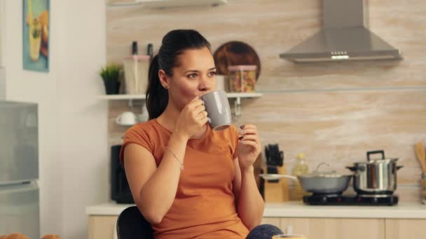 Eine Tasse Kaffee genießen — Stockvideo