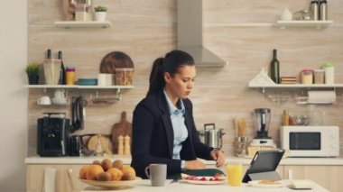 İş kadını taze meyve suyu içiyor