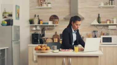 İş kadını kahvaltı yapıyor.