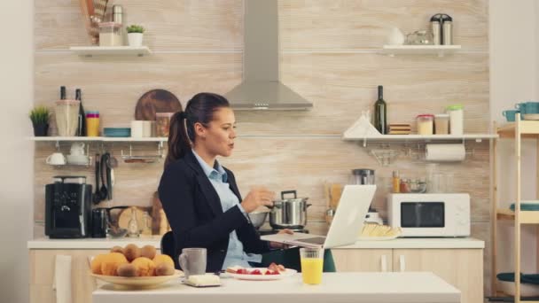 Zakelijke vrouw zwaaien op video oproep — Stockvideo