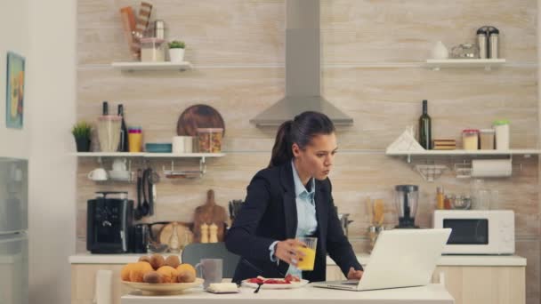 Mujer freelancer tarde en la oficina — Vídeos de Stock