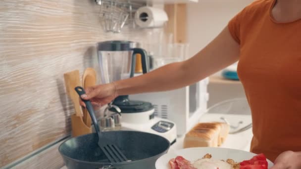 Dona de casa cozinhar ovos — Vídeo de Stock