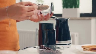 Kahve öğütücüsü kullanarak.