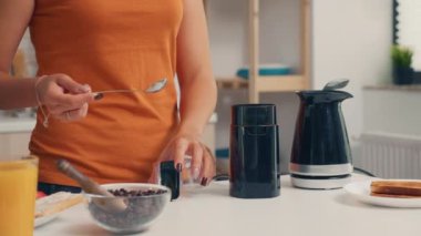 Elektrikli tencereye kahve koyuyorum.