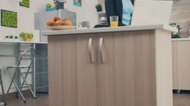 Ofiste geç kaldım.