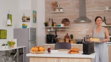 Ekmek kızartma makinesi kullanan kadın