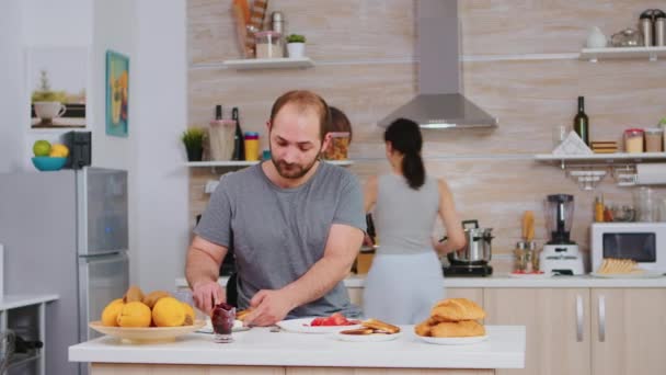 Żona gotuje jajka dla męża — Wideo stockowe