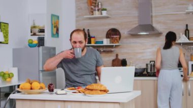 Evden çalışan girişimci.