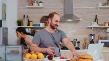 Eş kocaya kızgın.