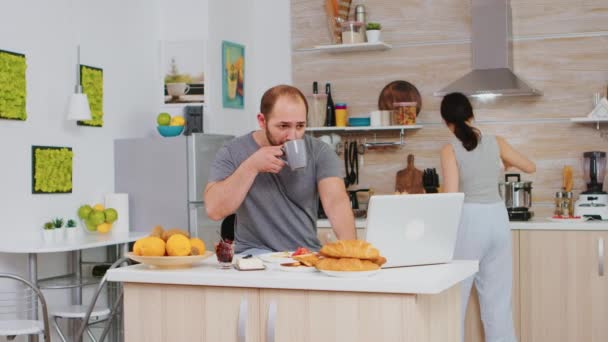 Emocionado freelancer trabajando desde casa — Vídeo de stock