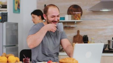 Kızgın kadın, erkek davranışı yüzünden incinmiş..