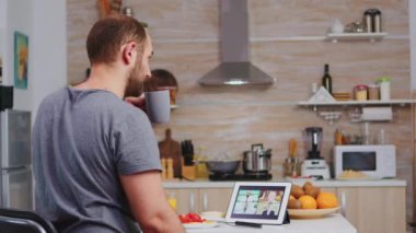 Bir video konferansı sırasında serbest çalışan