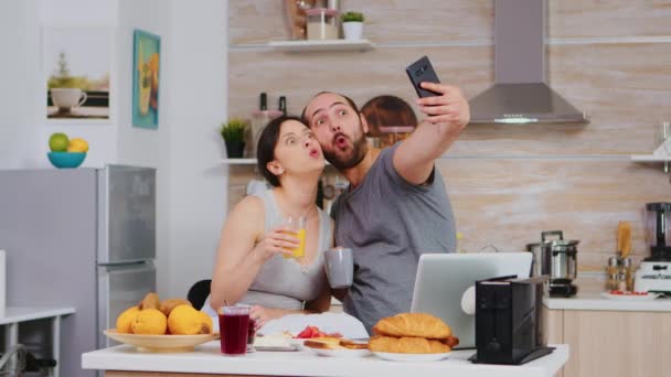 Intag av selfie under frukost — Stockvideo