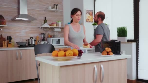 Улыбающаяся жена с помощью электрического тостера — стоковое видео