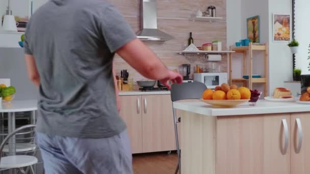 Pareja casada preparando el desayuno — Vídeo de stock