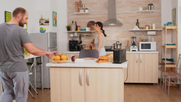 Esposa tomando huevos del refrigerador — Vídeos de Stock