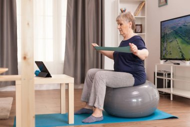 İnternette kıdemli kadın eğitimi