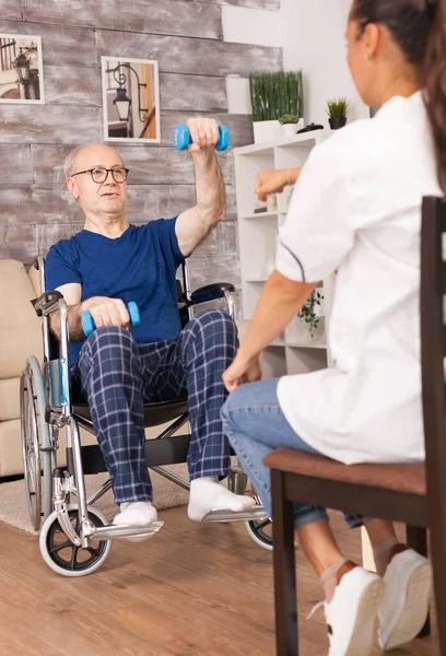 Grootvader in rolstoel doet sport — Stockfoto