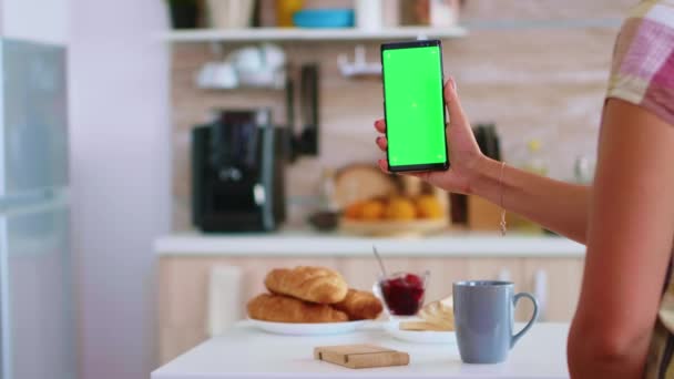 Petite amie tenant le téléphone avec la maquette — Video
