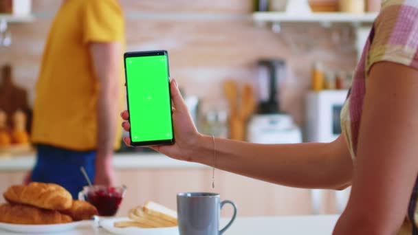 Frau benutzt Telefon mit grünem Bildschirm — Stockvideo