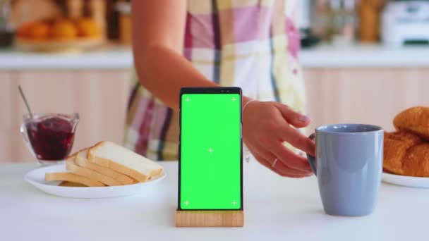 Nahaufnahme des Telefons mit grünem Bildschirm — Stockvideo