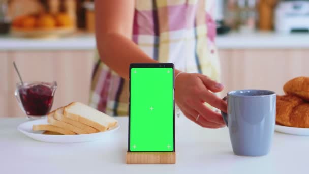 緑の画面で電話を閉じる — ストック動画