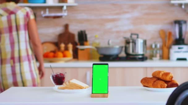 Telefono con schermo verde accanto alla pasticceria al forno — Video Stock