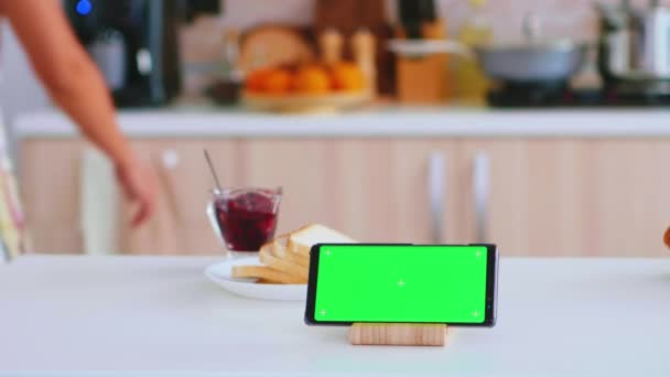 Smartphone con modello verde — Video Stock