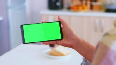 Telefonda yeşil ekranlı bir video izliyorum.