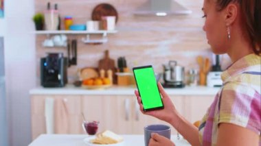 Telefondaki kadın yeşil ekranlı okuyor