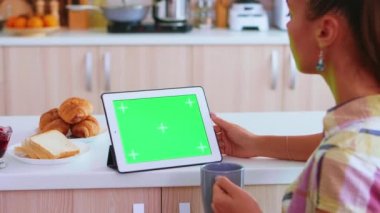 Yeşil ekranlı tablet bilgisayarına tıklama