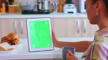 Krom tuşlu tablet pc tutuluyor