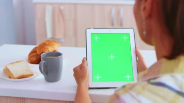 Yeşil ekranlı tablet aygıtı kullanılıyor