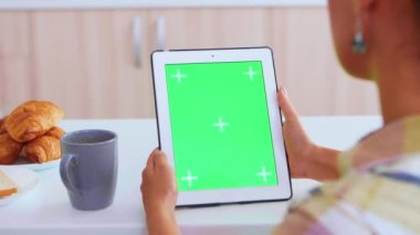 Tablet bilgisayarında yeşil ekranlı el hareketi