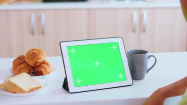 Yeşil ekranlı tablet bilgisayarına yakınlaştırılıyor