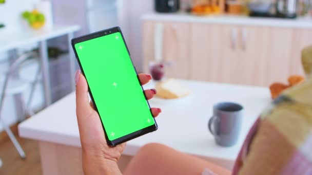 Woman holding portable phone with green screen — Stock Video