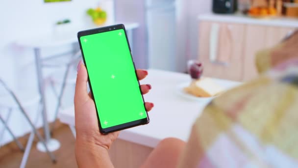 Mujer usando el teléfono con pantalla verde — Vídeo de stock