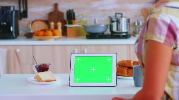 Grön kromnyckel på tablettdator — Stockvideo