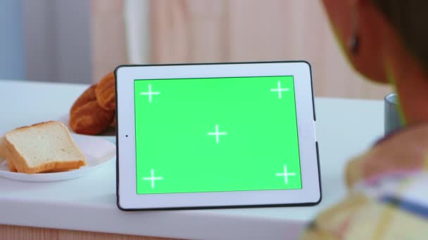 Tabletcomputer bekijken met groen scherm — Stockvideo