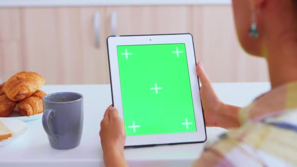 Gesto de mão no tablet pc com tela verde — Vídeo de Stock