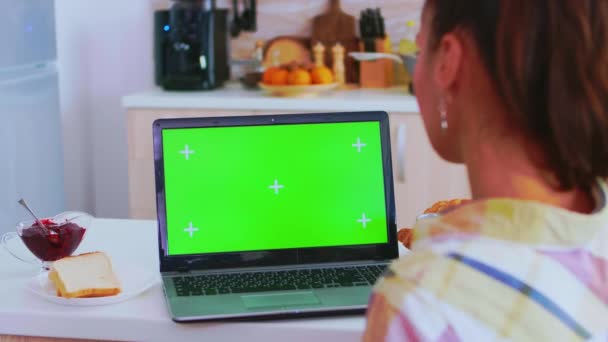Arbeiten am Tablet-PC mit grünem Bildschirm — Stockvideo