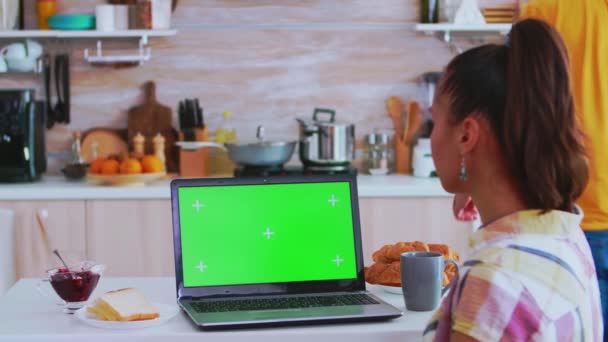 Guardando laptop con chiave cromatica verde — Video Stock